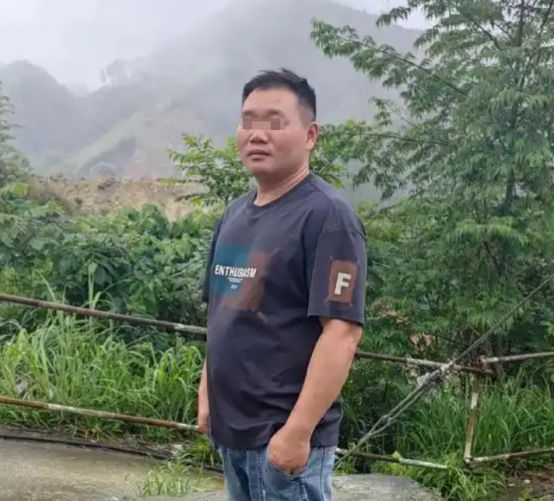 老头养了只退役警犬见它每天在屋后枣树下挖