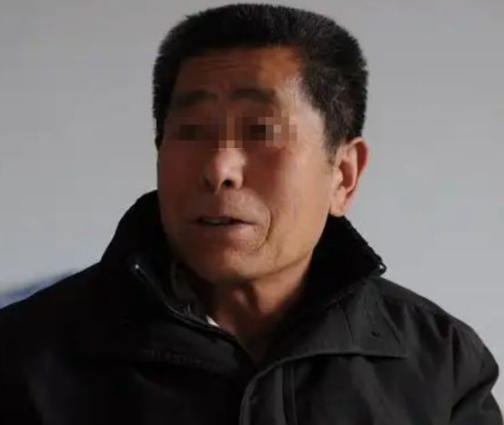 老头养了只退役警犬见它每天在屋后枣树下挖个不停深挖后愣住(图2)